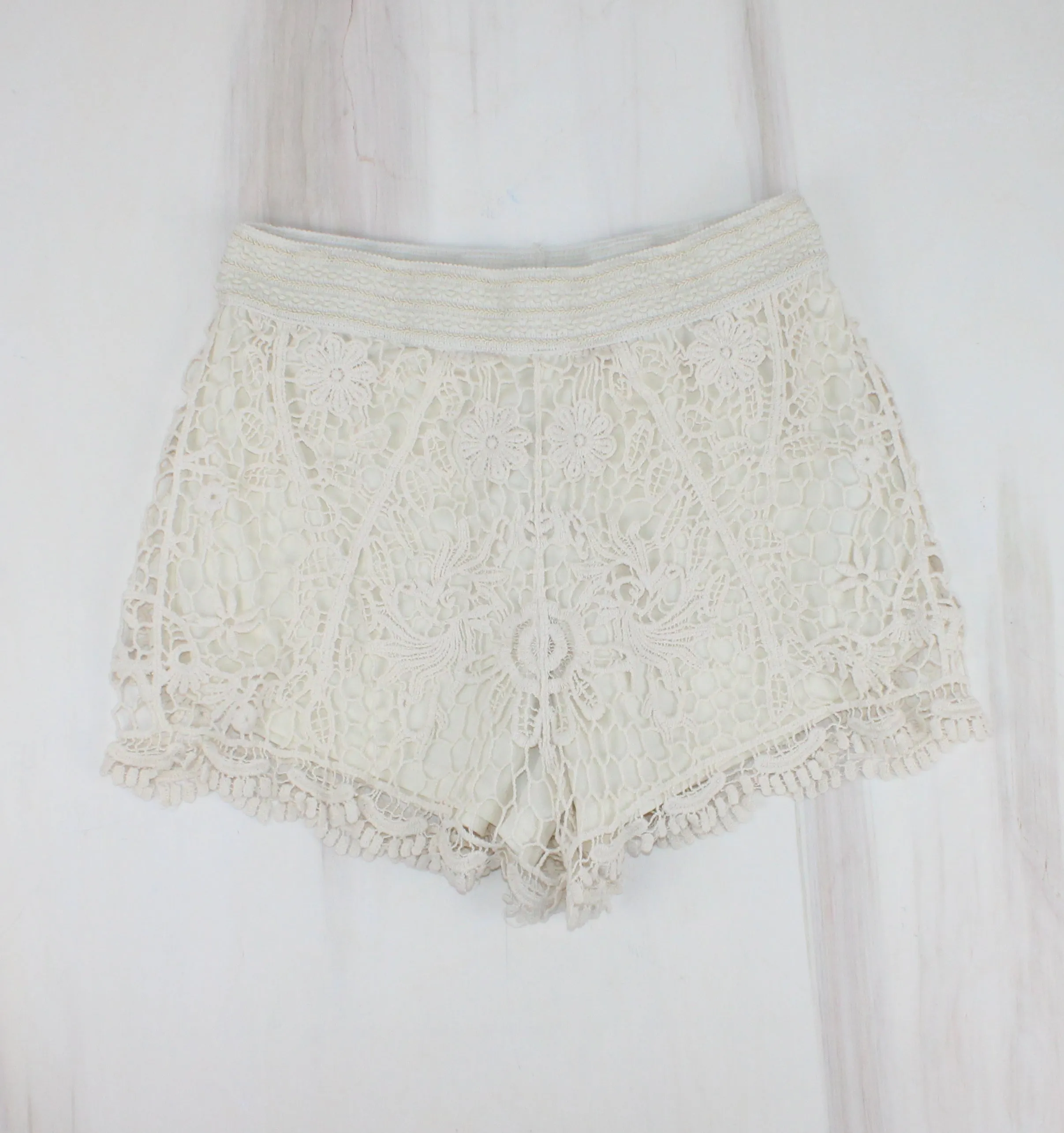 ARDENES LACE IVORY SHORTS LADIES SIZE LARGE EUC