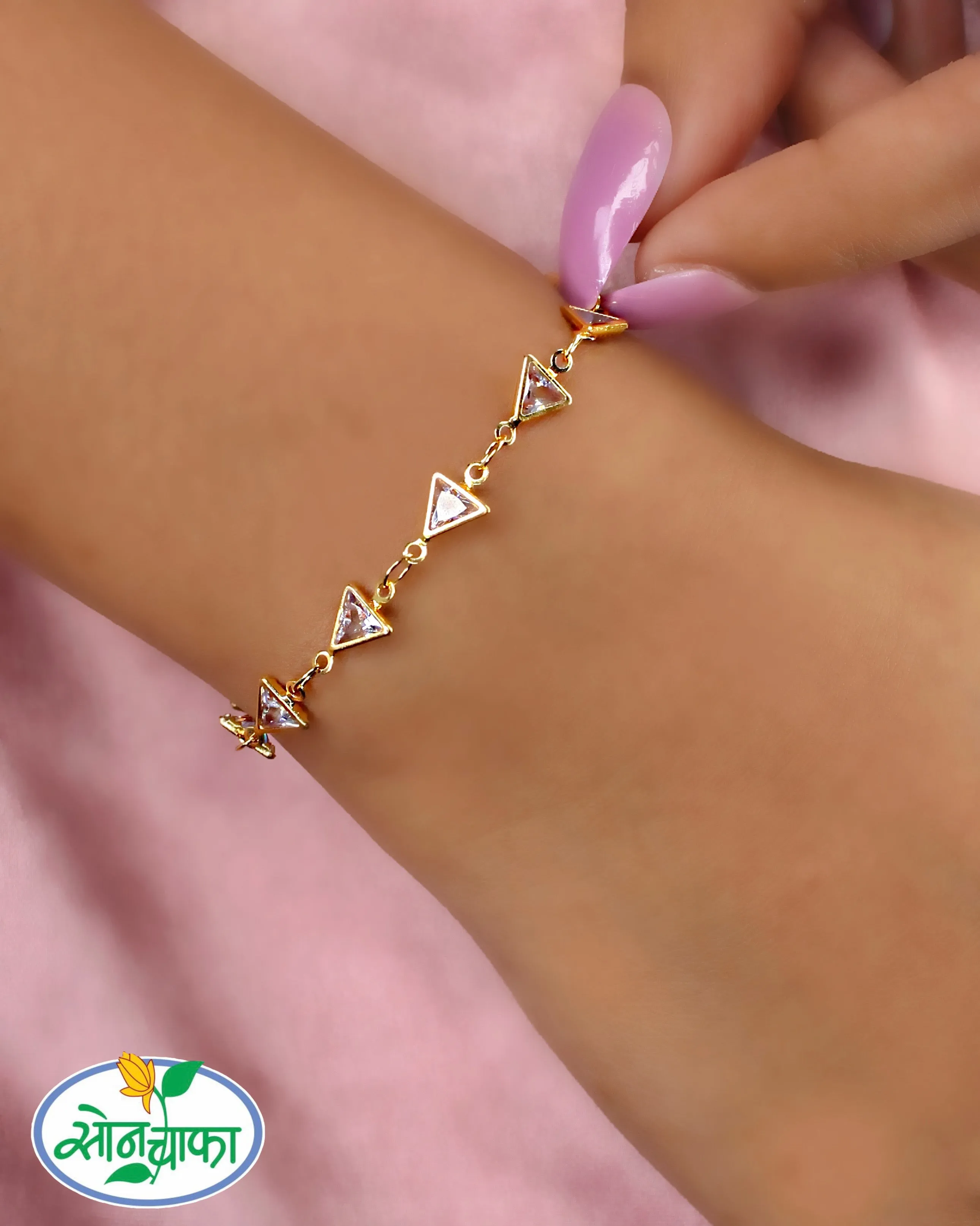 CHARMING TRIANGLE BRACELET