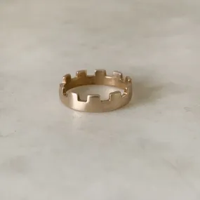 CRENELLATED RING