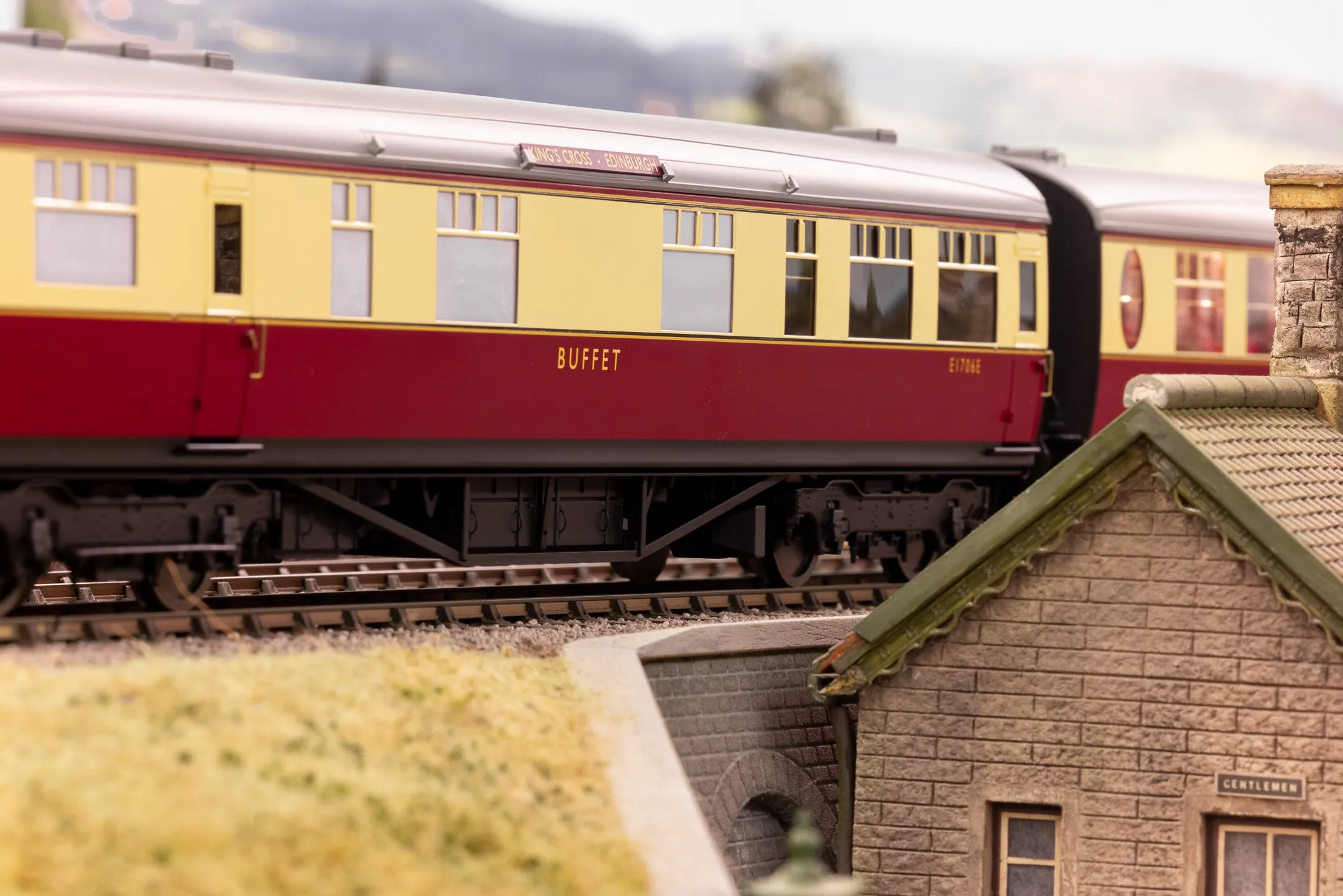 Darstaed D24-ELZ-1 Finescale O Gauge BR (Ex-LNER) Thompson 'The Elizabethan' 11-Coach Set, Limited Edition