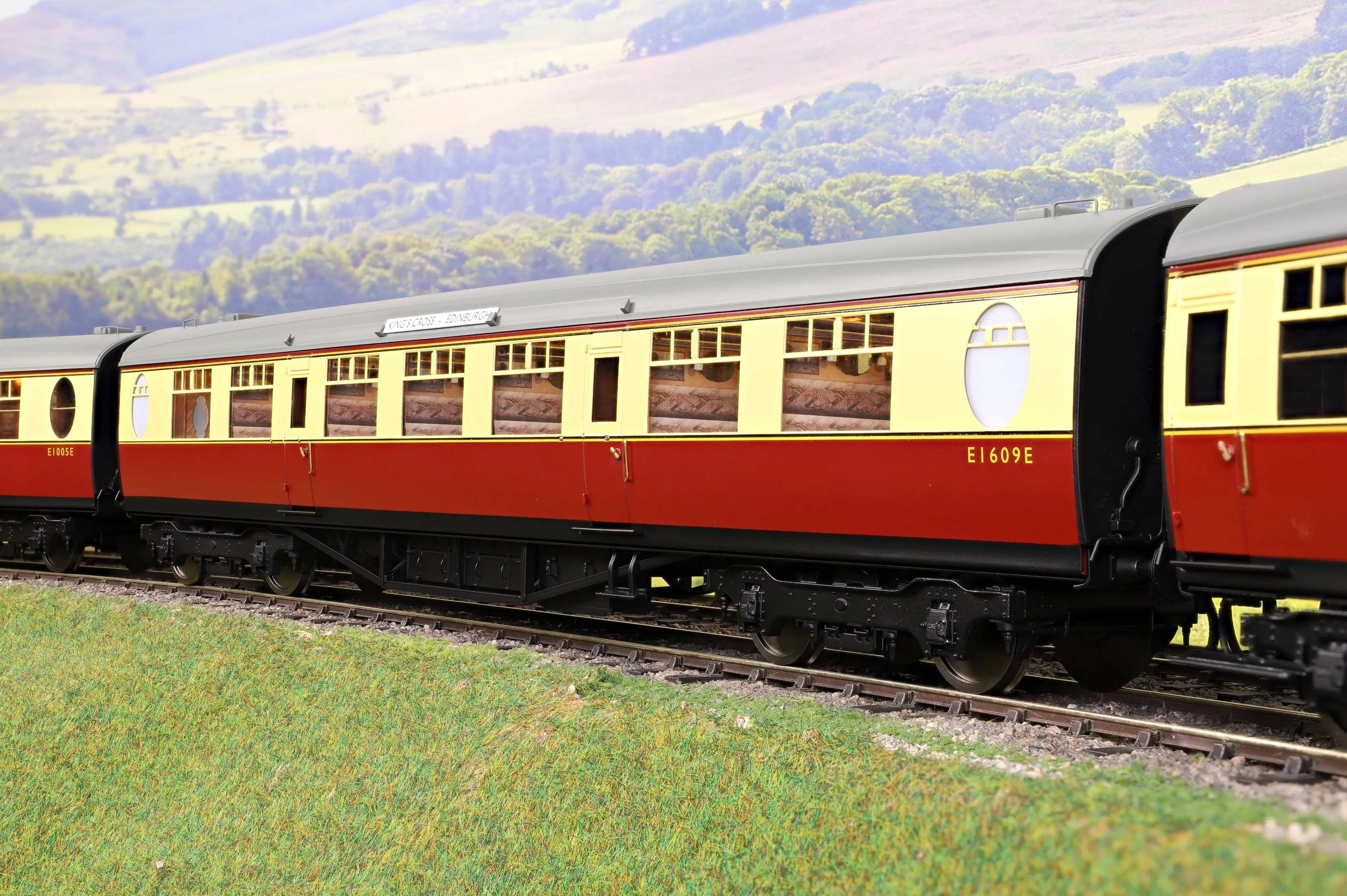 Darstaed D24-ELZ-1 Finescale O Gauge BR (Ex-LNER) Thompson 'The Elizabethan' 11-Coach Set, Limited Edition