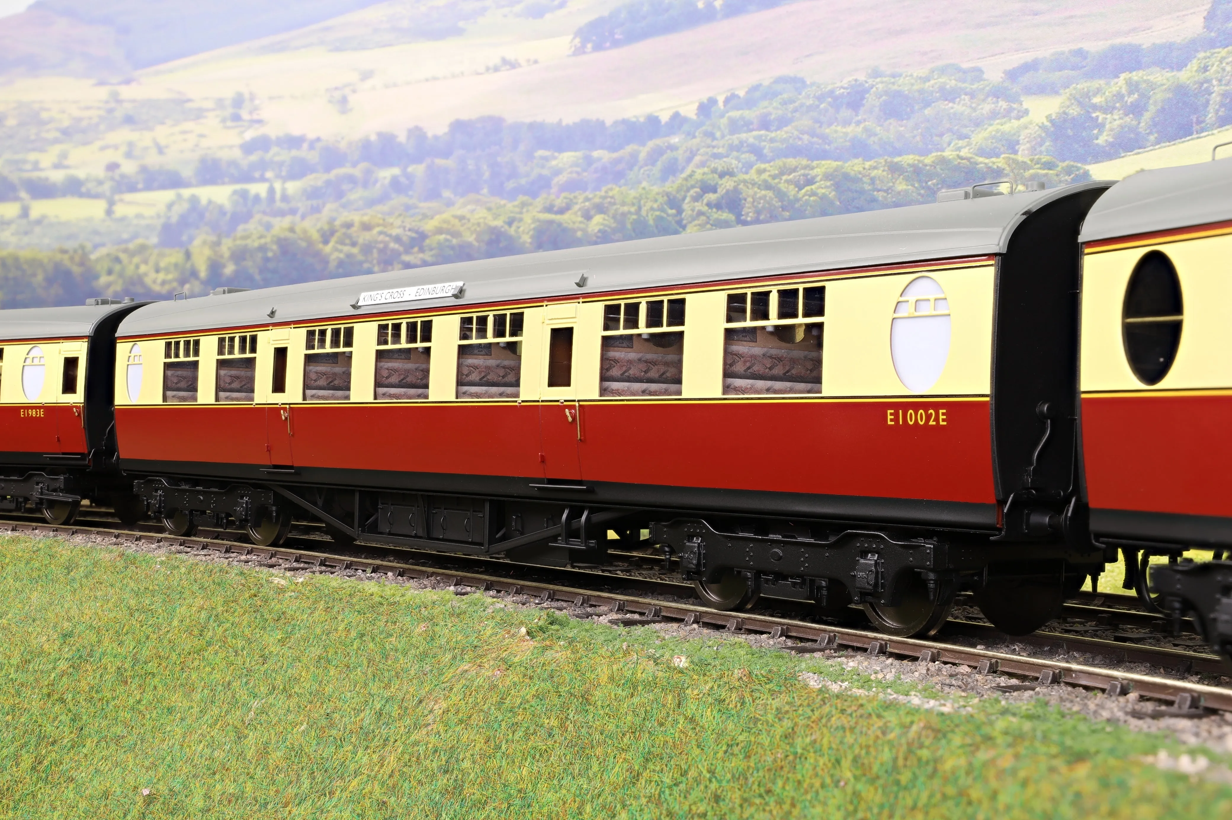 Darstaed D24-ELZ-1 Finescale O Gauge BR (Ex-LNER) Thompson 'The Elizabethan' 11-Coach Set, Limited Edition