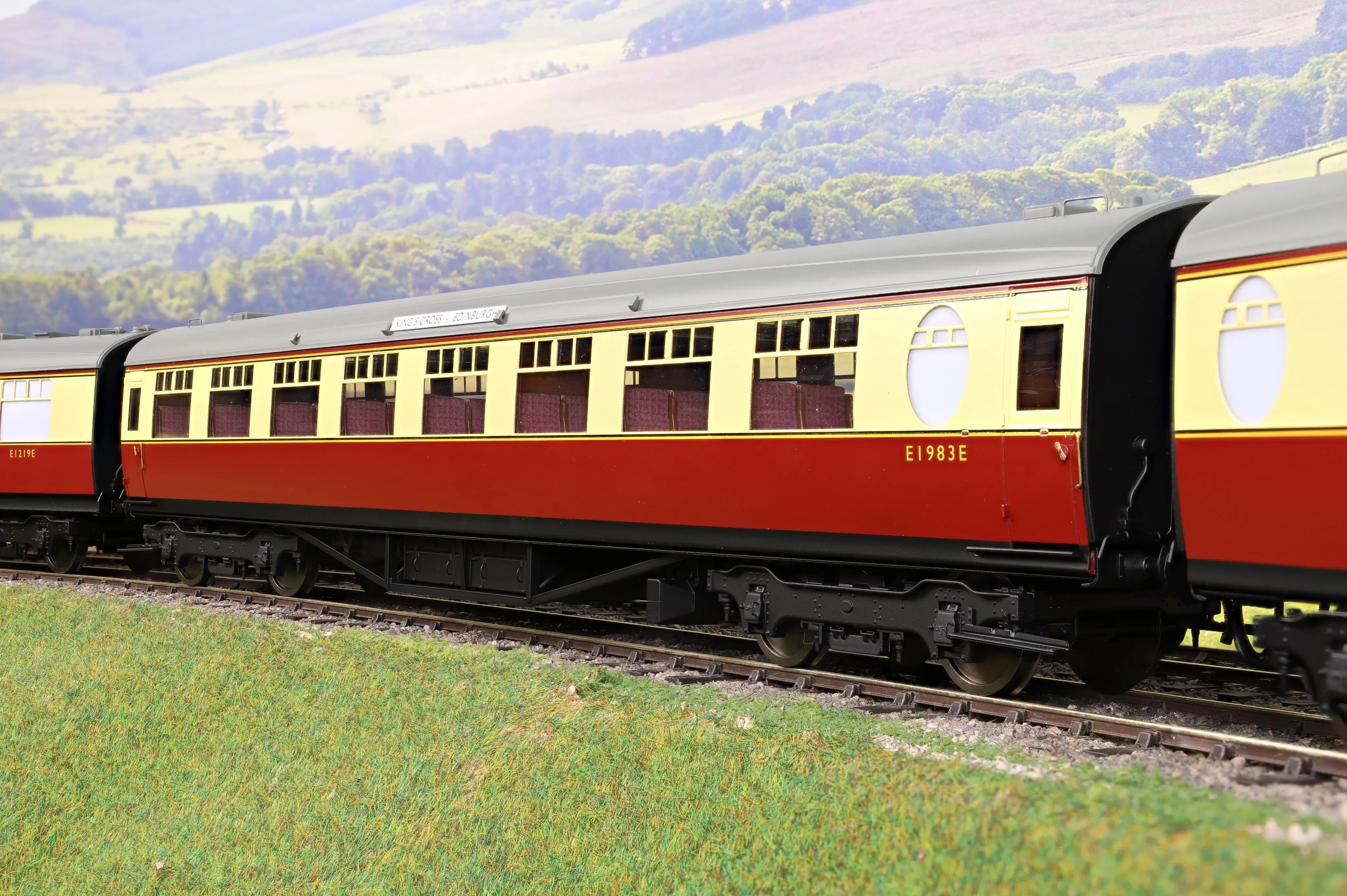 Darstaed D24-ELZ-1 Finescale O Gauge BR (Ex-LNER) Thompson 'The Elizabethan' 11-Coach Set, Limited Edition