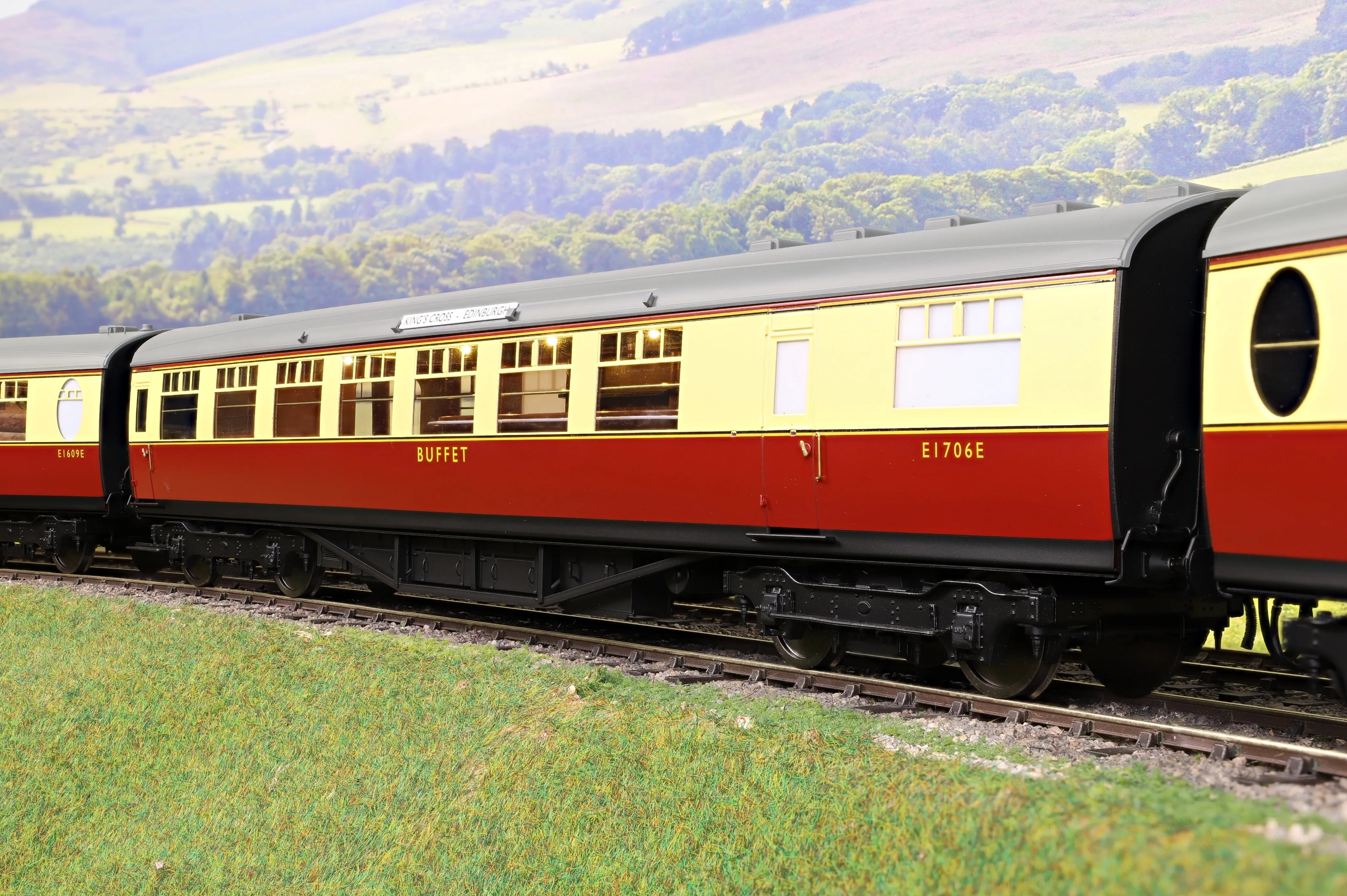 Darstaed D24-ELZ-1 Finescale O Gauge BR (Ex-LNER) Thompson 'The Elizabethan' 11-Coach Set, Limited Edition