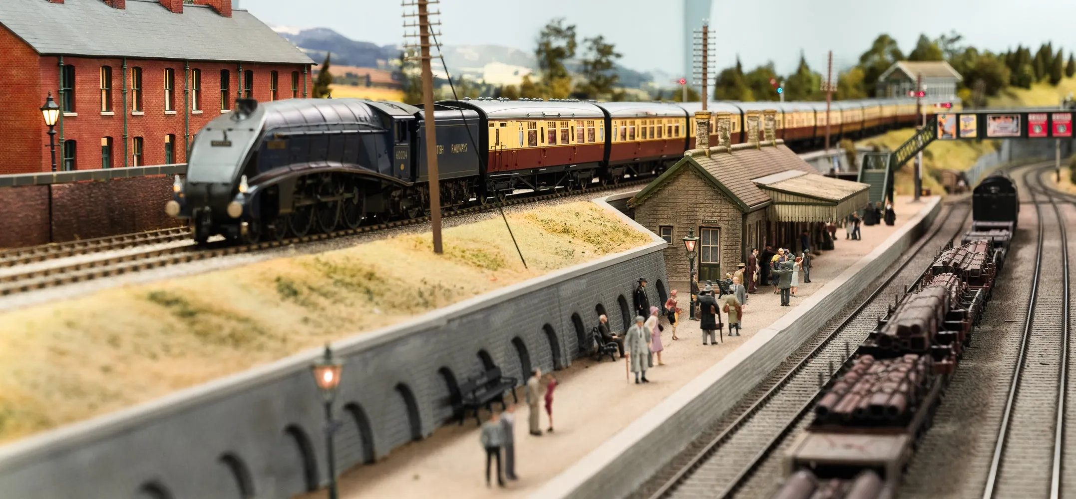 Darstaed D24-ELZ-1 Finescale O Gauge BR (Ex-LNER) Thompson 'The Elizabethan' 11-Coach Set, Limited Edition