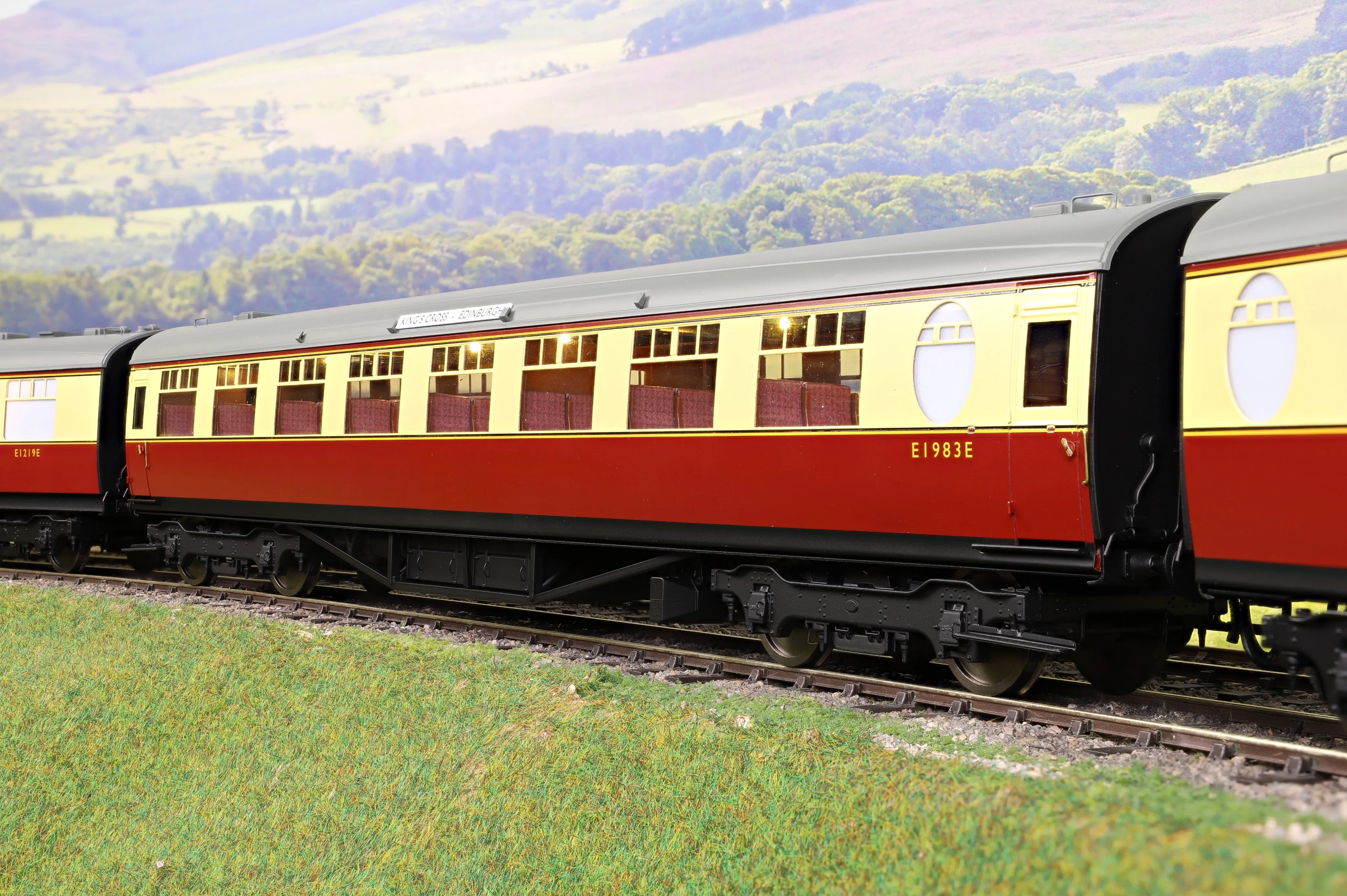 Darstaed D24-ELZ-1 Finescale O Gauge BR (Ex-LNER) Thompson 'The Elizabethan' 11-Coach Set, Limited Edition