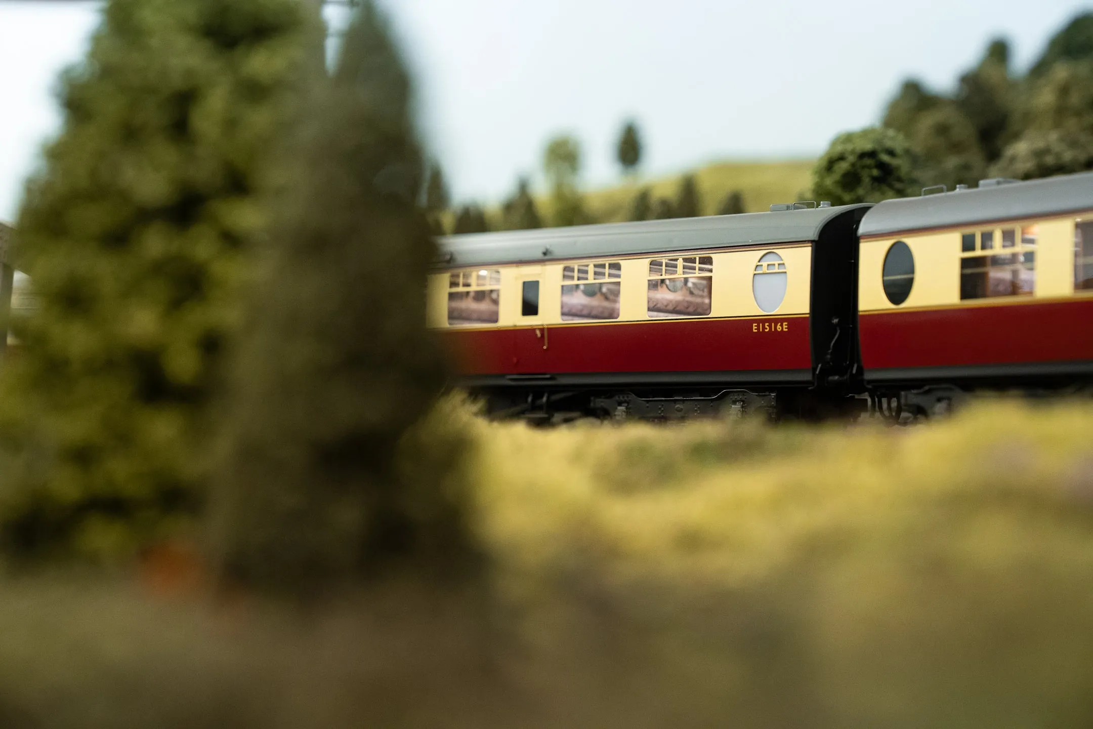 Darstaed D24-ELZ-1 Finescale O Gauge BR (Ex-LNER) Thompson 'The Elizabethan' 11-Coach Set, Limited Edition