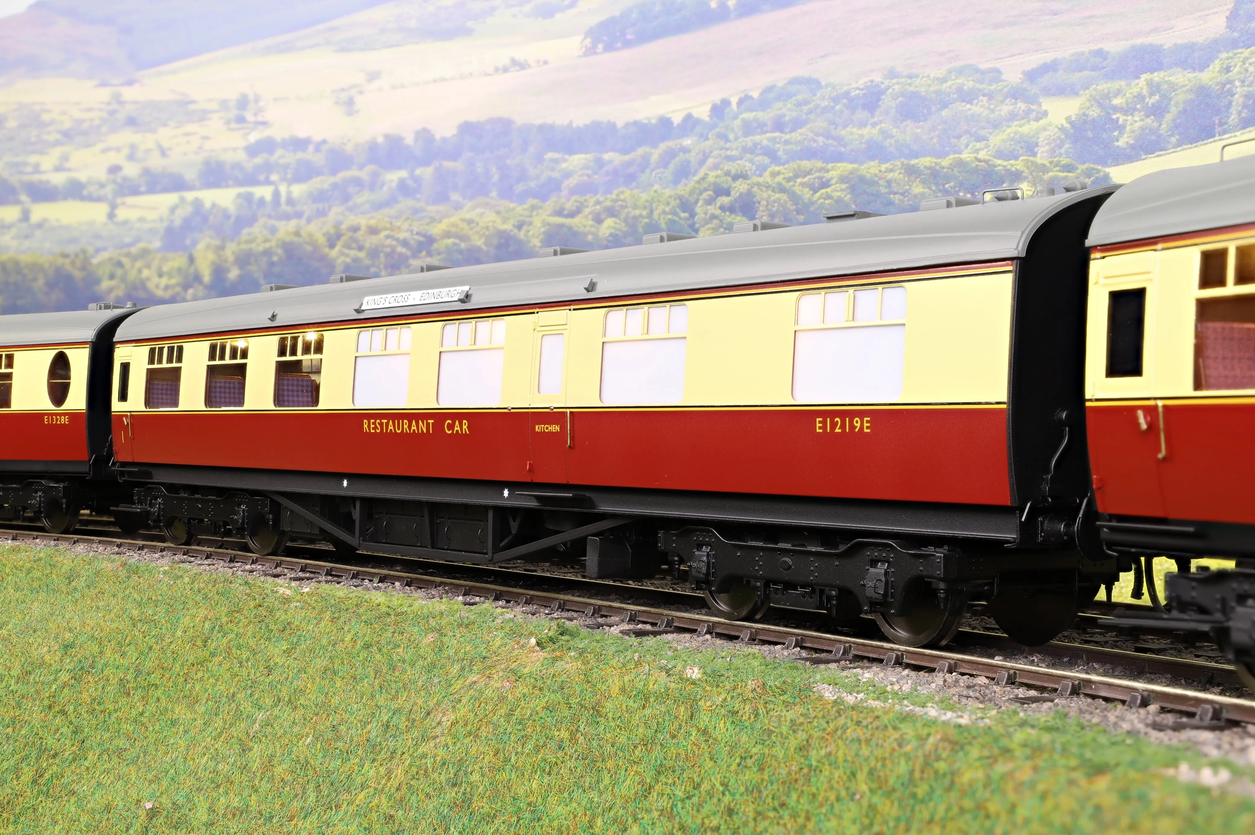 Darstaed D24-ELZ-1 Finescale O Gauge BR (Ex-LNER) Thompson 'The Elizabethan' 11-Coach Set, Limited Edition