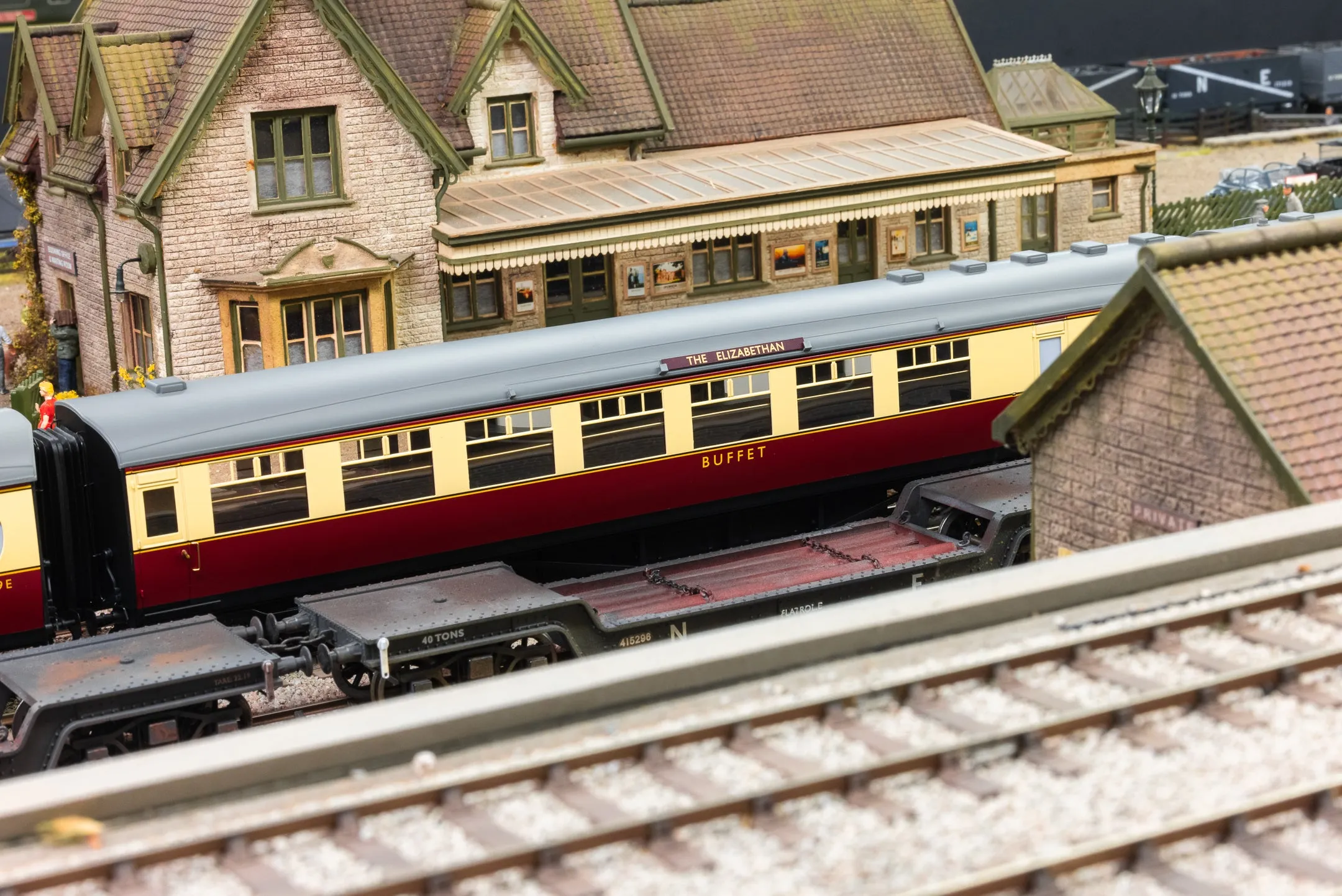 Darstaed D24-ELZ-1 Finescale O Gauge BR (Ex-LNER) Thompson 'The Elizabethan' 11-Coach Set, Limited Edition