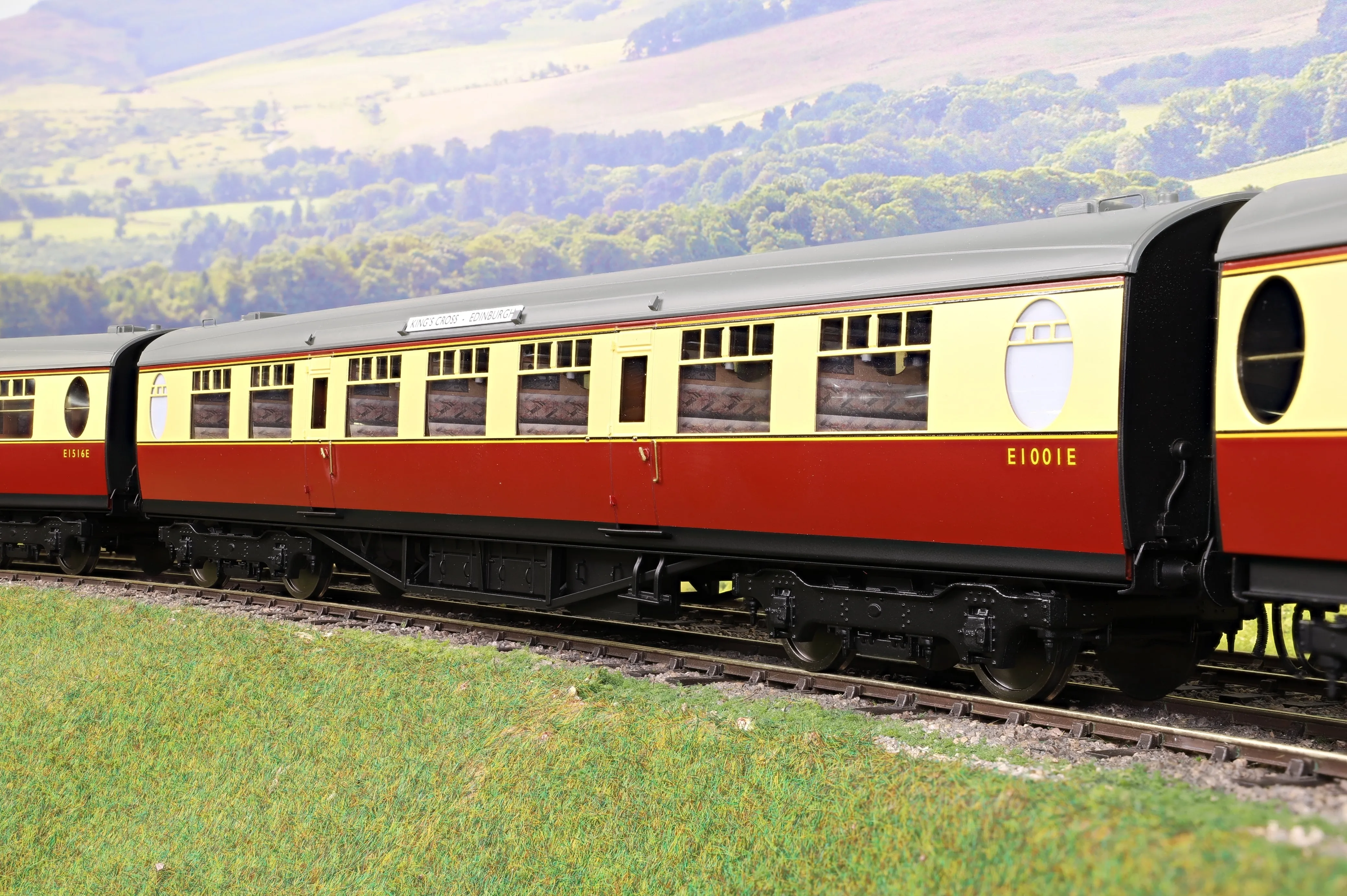 Darstaed D24-ELZ-1 Finescale O Gauge BR (Ex-LNER) Thompson 'The Elizabethan' 11-Coach Set, Limited Edition