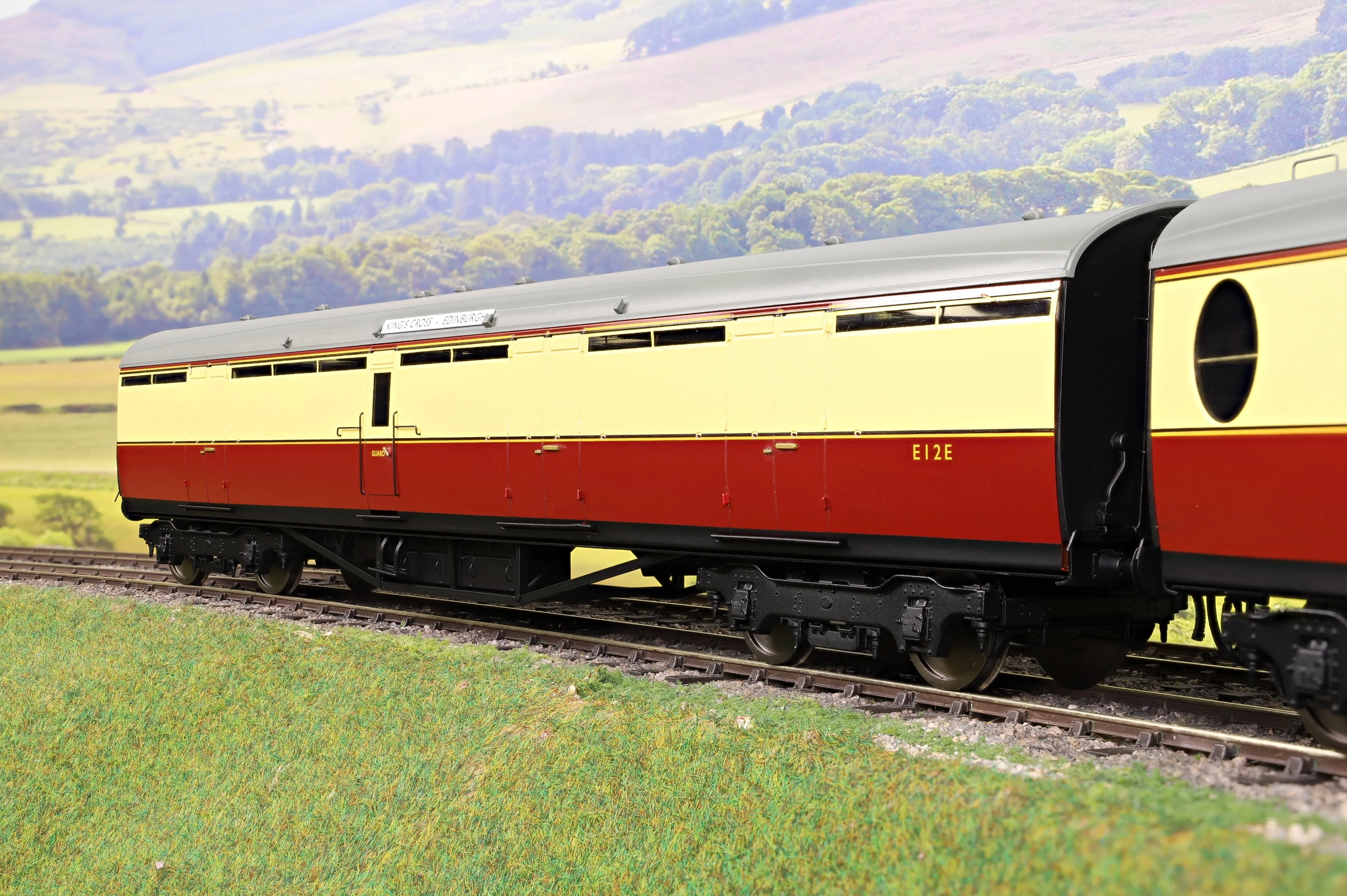 Darstaed D24-ELZ-1 Finescale O Gauge BR (Ex-LNER) Thompson 'The Elizabethan' 11-Coach Set, Limited Edition