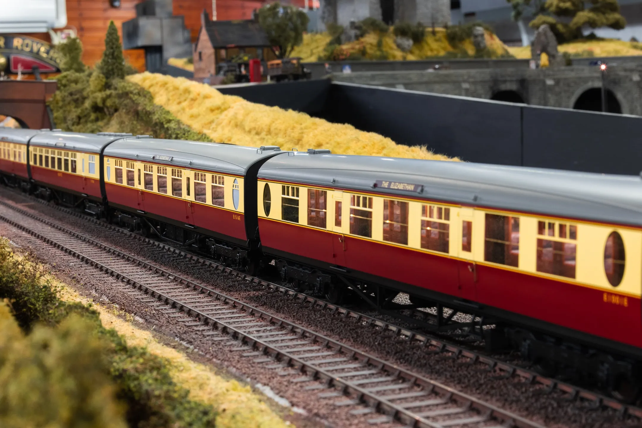 Darstaed D24-ELZ-1 Finescale O Gauge BR (Ex-LNER) Thompson 'The Elizabethan' 11-Coach Set, Limited Edition