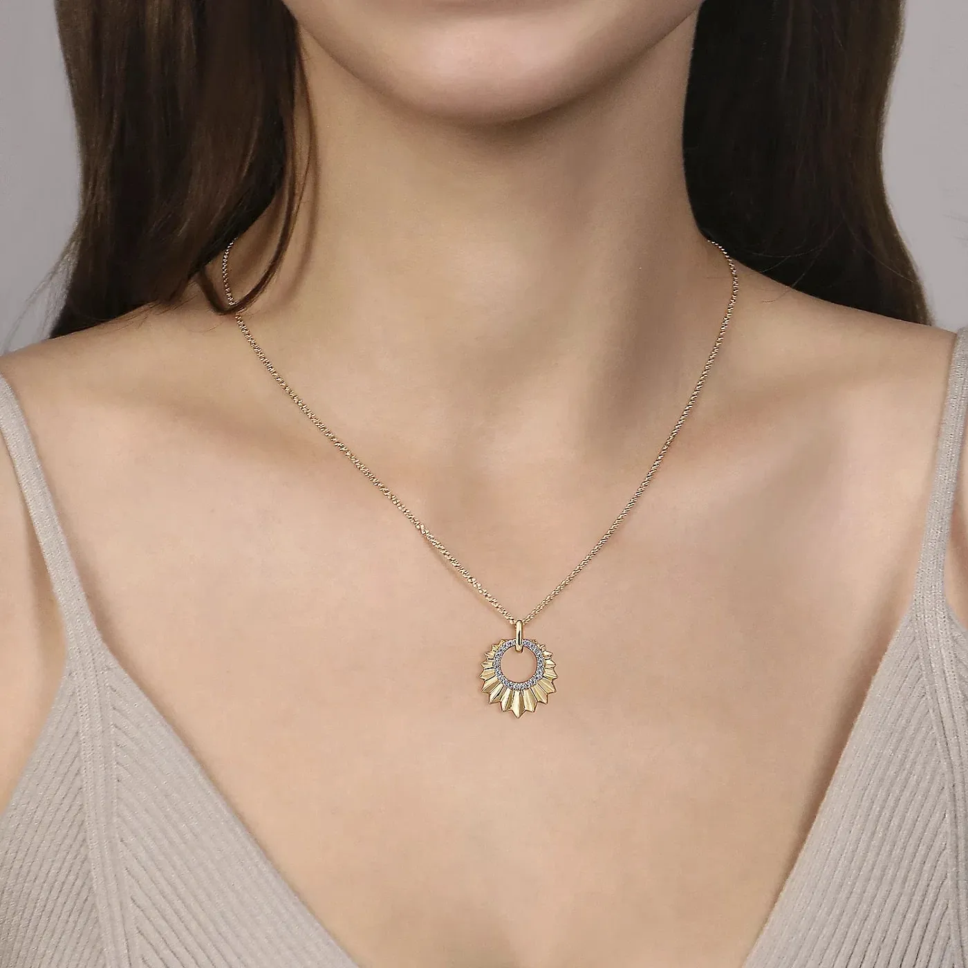 Leaf Shaped Diamond Circle Pendant Necklace in Yellow Gold, 0.11 cttw