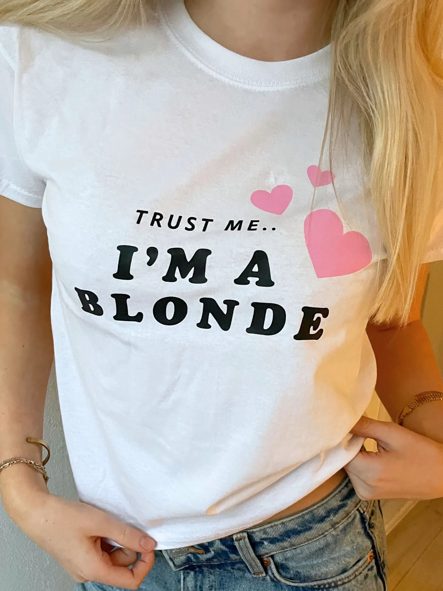 TRUST ME - BLONDE, BABY TEE - HVID